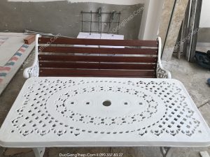 ban-ghe-gang-duc-phong-cach-co-dien